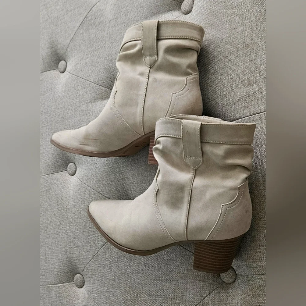 🌟Like New- Western Faux Suede Beige Ankle Boots🌟